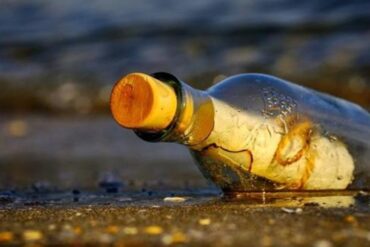 Lanzó un mensaje dentro de una botella en el mar y se originó una historia de película