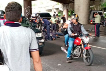 Dos policías en una moto cayeron desde la parte alta del distribuidor La Araña en la autopista Francisco Fajardo: reportan la muerte de ambos (+Videos)