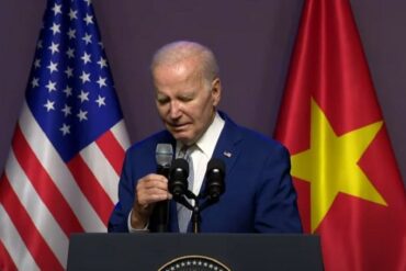 Equipo de prensa de Biden suspendió repentinamente conferencia del mandatario en la que balbuceó frases sin sentido (+Videos)