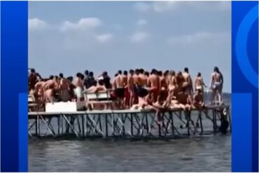 El dramático momento en el que colapsó un muelle con decenas personas en EEUU (+Video)