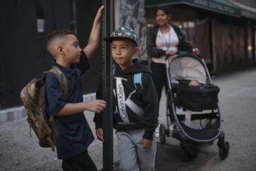 Llegada de gran número de niños migrantes pone a prueba las escuelas públicas de Nueva York: “No hay suficientes recursos para atender a todos”