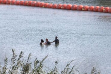 Juez ordenó al gobernador de Texas derribar las barreras flotantes en el río Grande