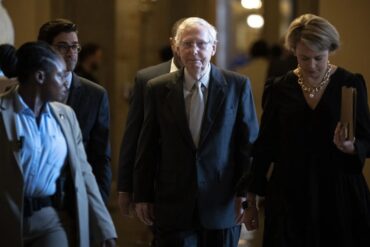 Médico del Capitolio aseguró que senador Mitch McConnell no sufrió ni un accidente cerebrovascular ni una convulsión cuando “congeló” frente a las cámaras