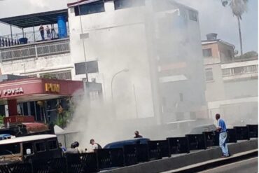 Se incendió una camioneta en una estación de servicio de la avenida Sucre en Catia (+Video)