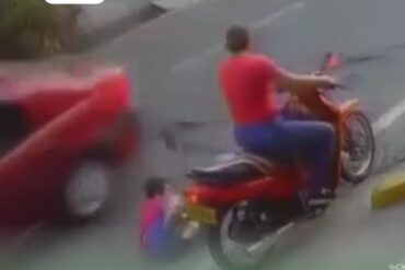 Mujer tumbó de un golpe a un niño de una motocicleta: el menor casi es aplastado por un carro (+Video)