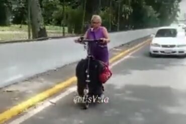 Adulta mayor causa furor en redes al desplazarse por una autopista de Caracas en monopatín