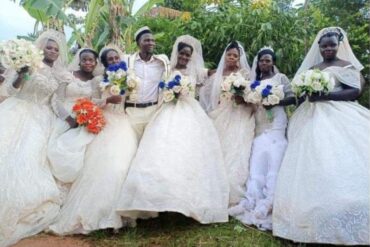 Curandero de Uganda celebró una boda múltiple con siete mujeres: dos de ellas son hermanas