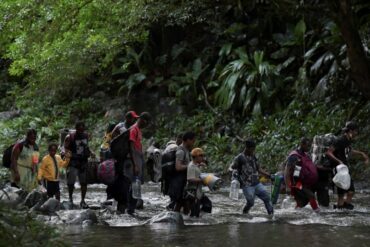 Más de 328.000 venezolanos cruzaron la selva del Darién el año pasado, según autoridades panameñas (+Videos)