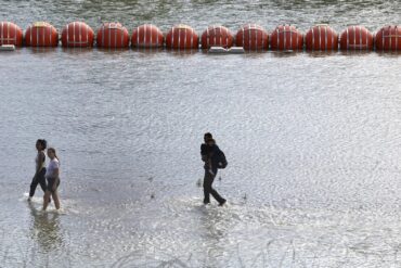 Texas amenaza con cerrar un refugio de migrantes mientras refuerza control fronterizo con México