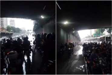 Lo siguen haciendo: decenas de motorizados colapsaron la avenida Libertador al escampar y dejar un solo canal para la circulación (+Video)
