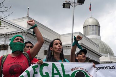 Feministas protestaron frente a la Asamblea Nacional para exigir la legalización del aborto: “Ser madre es una decisión, no una imposición” (+Video)