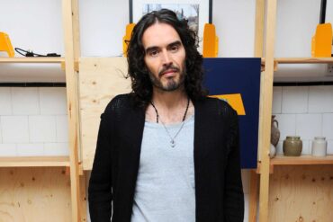 Cómico y actor inglés Russel Brand enviaba a un chófer pagado por la BBC al colegio a recoger a sus víctimas menores de edad