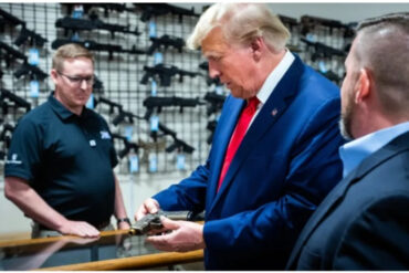 «Quiero comprar una»: Trump hizo una parada en una tienda de armas en una caminata de campaña (+Video)