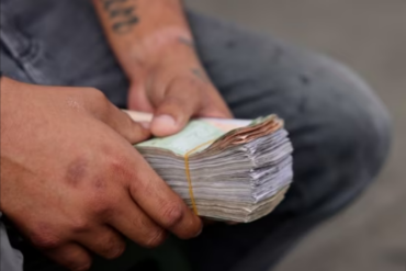 La otra cara de la dolarización en Venezuela: casas de cambio improvisadas y callejeras