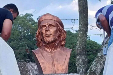 A mandarriazos derribaron una estatua del Ché Guevara en El Salvador: Diputados del FMLN critican la acción (+Video)