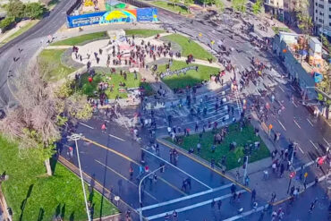 Conmemoración del estallido social en Chile dejó a una manifestante atropellada, 50 detenidos y 11 carabineros heridos