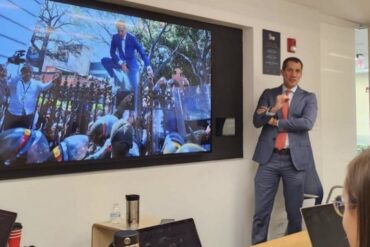 La imagen de Guaidó como profesor de materia sobre recuperación de la democracia en Florida que causó polémica