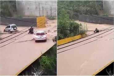 Fuerte caudal generado por las lluvias arrastró a un motorizado en El Encantado: habría caído a la quebrada con la moto (+Video)