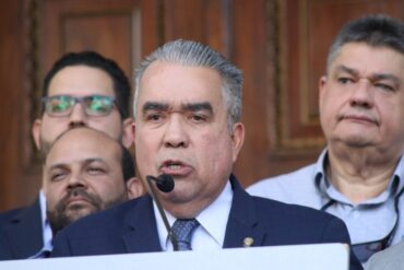 Candidato de AD propone aumentar a $100 el salario de trabajadores públicos, jubilados y pensionados