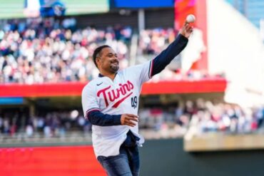 Johan Santana usó la camiseta de Pablo López para lanzar la primera bola del juego de los Mellizos contra Astros (+Videos emotivos)