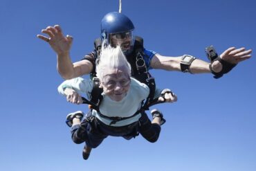 Abuela de 104 años se lanzó de un paracaídas desde 4.100 metros de altura: busca entrar en el Récord Guinness