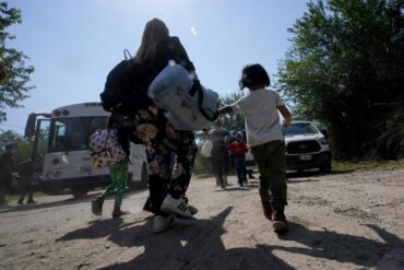 Migrantes venezolanos instalaron carpas debajo de un puente en Denver y sobreviven bajo duras condiciones  (+Video)