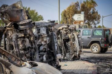 Aseguran que una familia intentó escapar de la guerra pero Hamás los quemó vivos en la entrada del Kibbutz Be’eri (+Imágenes sensibles)