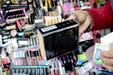 Maquillaje, artículos de higiene, comida y hasta zapatos: proliferan productos falsos en Venezuela y los compran por sus precios