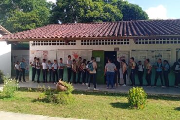 “Le dijeron que si no votaba por el bendito Esequibo no salía”: Madre de estudiante de liceo bolivariano en Anzoátegui denuncia que fueron obligados a participar (+Video)