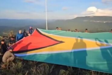 Presidente de Guyana izó la bandera de su país cerca de la zona en disputa con Venezuela y recibió la respuesta de Padrino López (+Videos)