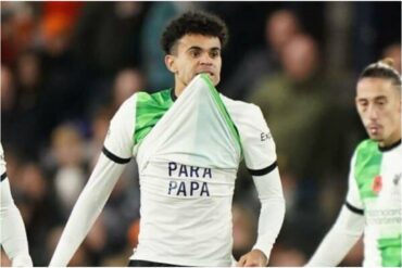 “Libertad para papá”: la camiseta que mostró el colombiano Luis Díaz tras marcar un gol con el Liverpool (+Video)