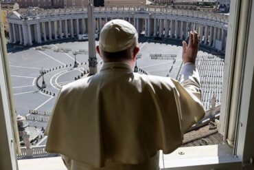 Papa Francisco no se pudo asomar a la plaza de San Pedro por infección pulmonar