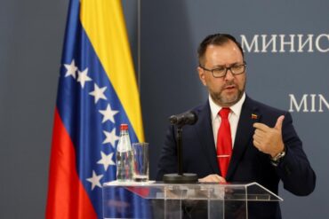 Perú impide repostar al avión que lleva a selección de fútbol de Venezuela, denuncia Yván Gil