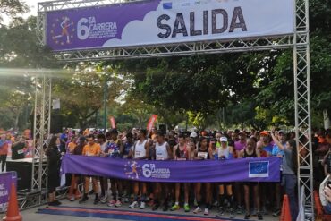 Al menos 800 venezolanos participan en carrera contra la violencia de género en Caracas (+Fotos)