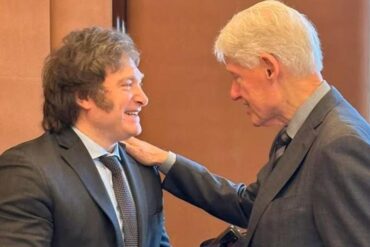 Javier Milei viajó a Estados Unidos: almorzó con Bill Clinton durante su visita a Nueva York y se reunirá con alto funcionario de Joe Biden