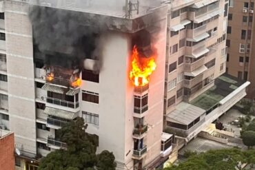 Se registró un fuerte incendio en apartamento ubicado en Los Palos Grandes este #14Dic (+Video)