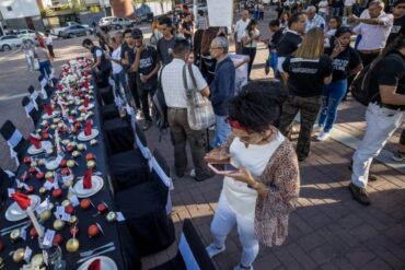 Con una mesa de Navidad vacía protestaron en Caracas para exigir la liberación de los presos políticos (+Video)