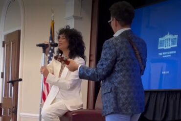 Karina cantó la ‘Tonada de Luna Llena’ de Simón Díaz durante la celebración del primer Día de Venezuela en la Casa Blanca (+Video)