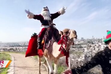 El Santa Claus que llegó montado en camello a Jerusalén para llevar mensaje de paz en medio de la violencia en la región (+Video)
