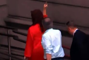 El grosero gesto de Cristina Fernández de Kirchner a quienes la abuchearon al llegar a la toma de posesión de Milei (+Video)