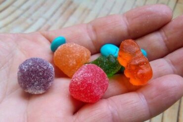 Demandan a empresa que fabrica gomitas por niña que sufrió daño cerebral al consumirlas