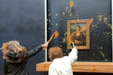 Activistas ecologistas vuelven al ataque: Arrojaron sopa al cuadro de la Mona Lisa en el Museo de Louvre de París (+Video)