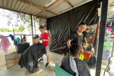 En Maracaibo proliferan las barberías al aire libre con precios más bajos