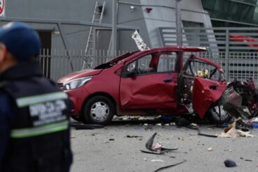 Hallan un vehículo con 3 personas calcinadas en un barrio de Guayaquil