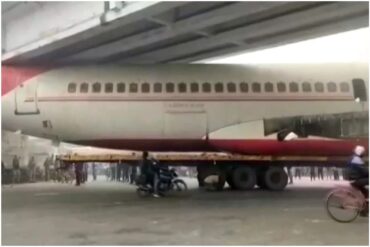 Un avión queda atrapado debajo de un puente y se vuelve viral: habrían calculado mal la altura (+Video)