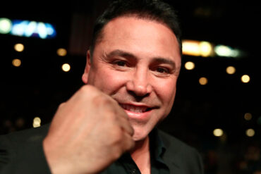 La foto íntima que publicó Oscar de La Hoya dentro de una bañera que generó controversia en redes