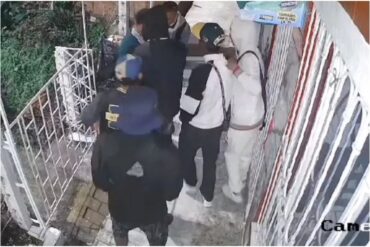Cámaras registraron el violento asalto que sufrió un joven por parte de seis delincuentes: lo golpearon y apuñalaron (+Video)