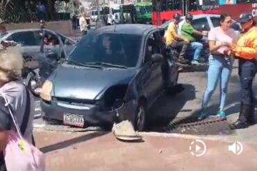 Conductor de un autobús chocó a un vehículo en pleno centro de Caracas e intentó darse a la fuga: iba a exceso de velocidad (+Video)