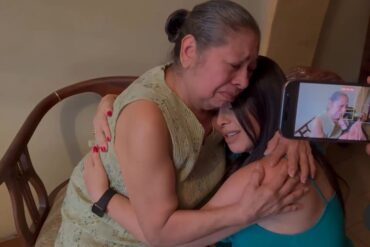 Beba Rojas regresó a Venezuela después de cinco años y así fue el emocionante encuentro con su madre (+Video)