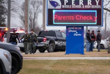 Reportan múltiples víctimas por tiroteo en una escuela secundaria de Iowa este #4Ene